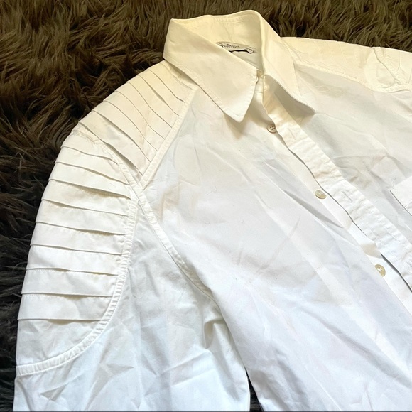 Yves Saint Laurent - Picture 2 of 8